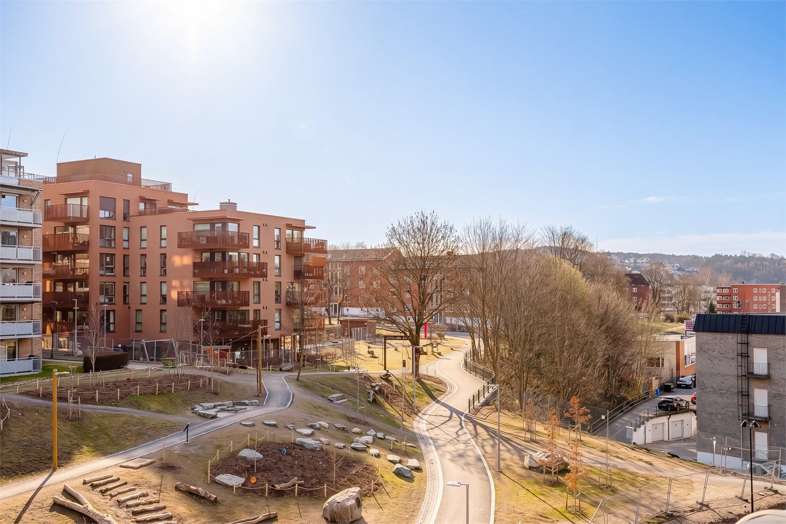 Området har gjennomgått en omfattende forvandling til et sted med herlige boliger og flotte grøntområder i enhver retning. Nydelige Østre Parkdrag er åpnet like foran boligen med turstier, bålplass, sittegrupper og frodig beplantning