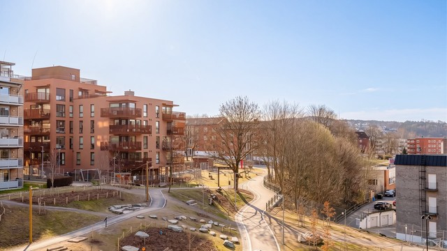 Området har gjennomgått en omfattende forvandling til et sted med herlige boliger og flotte grøntområder i enhver retning. Nydelige Østre Parkdrag er åpnet like foran boligen med turstier, bålplass, sittegrupper og frodig beplantning