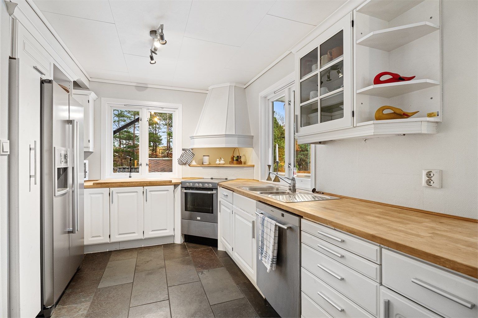 Kjøkken med rikelig skap- og benkeplass, godt tilpasset daglig bruk.
