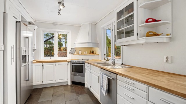 Kjøkken med rikelig skap- og benkeplass, godt tilpasset daglig bruk.