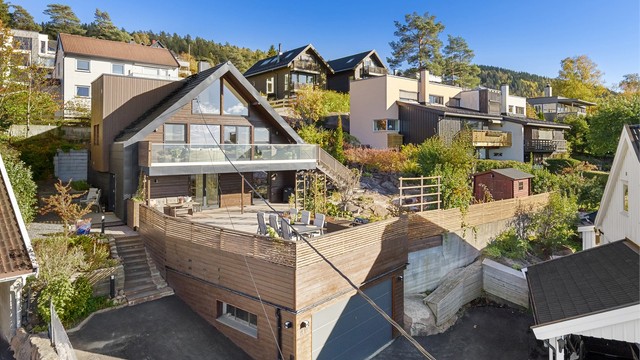 Eiendommen ligger i et etablert og rolig nabolag på Kjelsås med kort vei til Lillomarka.