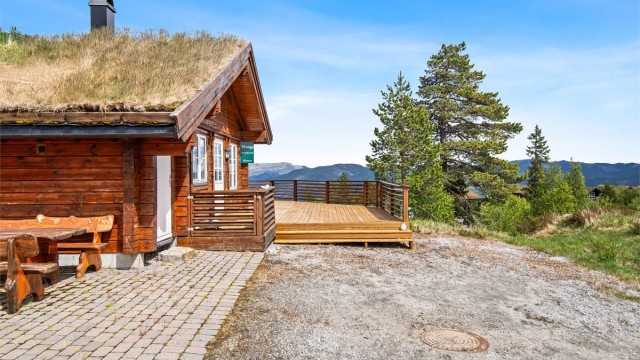 Her får du nydelig panoramautsikt mot Vrådal og omkringliggende fjell, og solrike uteplasser.