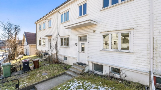 Inngangsparti - Det er egen trapp til kjeller fra felles gang