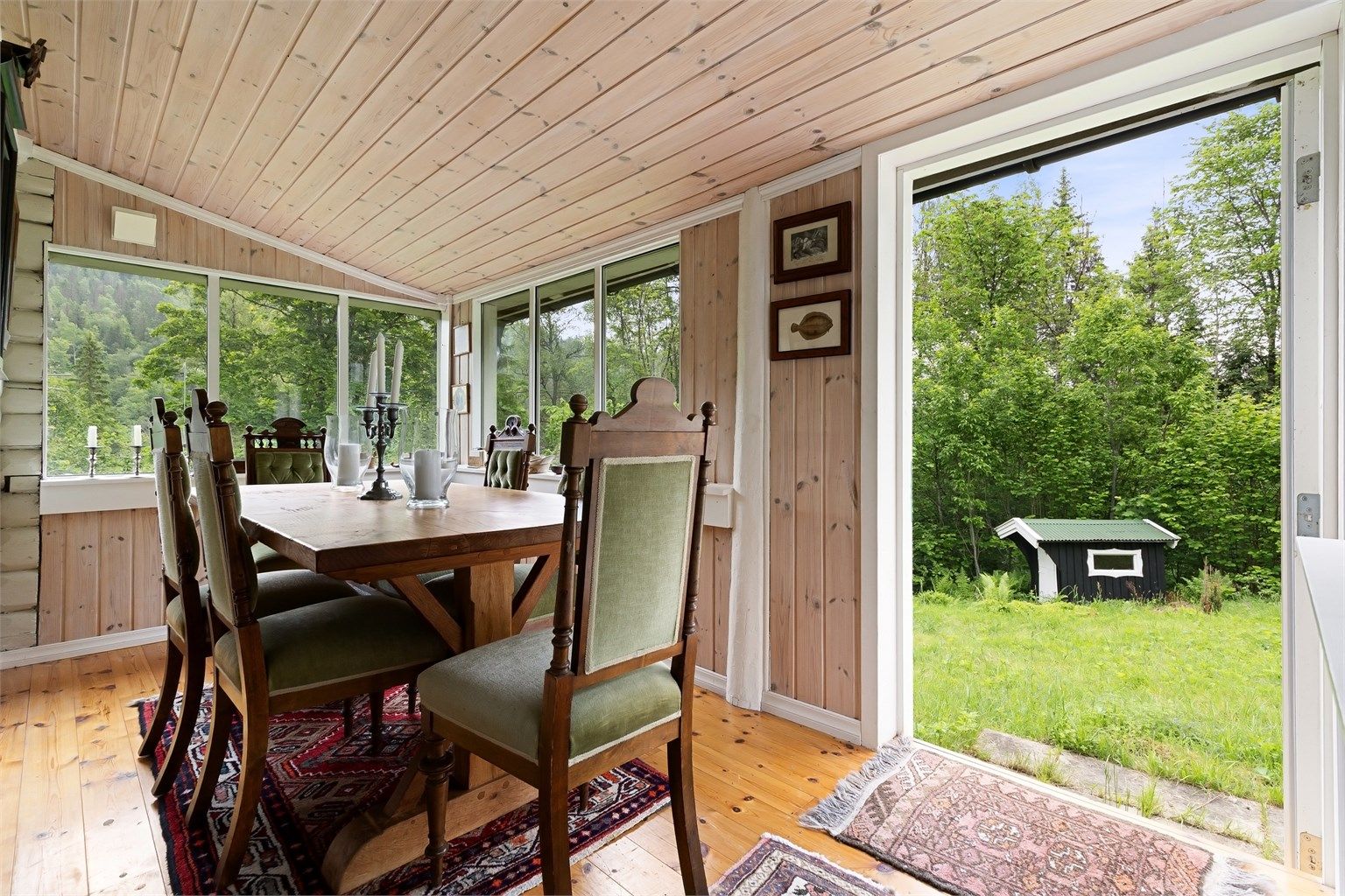 Spisestuen er en del av et tilbygg og har direkte utgang til en markterrasse belagt med naturstein.