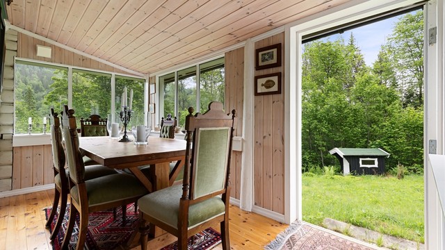 Spisestuen er en del av et tilbygg og har direkte utgang til en markterrasse belagt med naturstein.