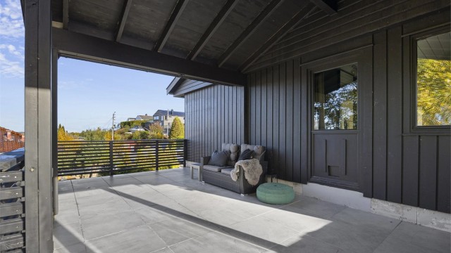 Flisbelagt terrasse i betongkonstruksjoner med adkomst fra soverommet.