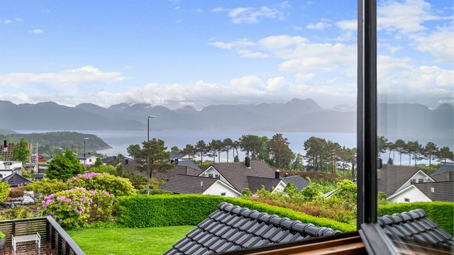 Flott utsikt fra loftsvinduet mot Storfjorden.