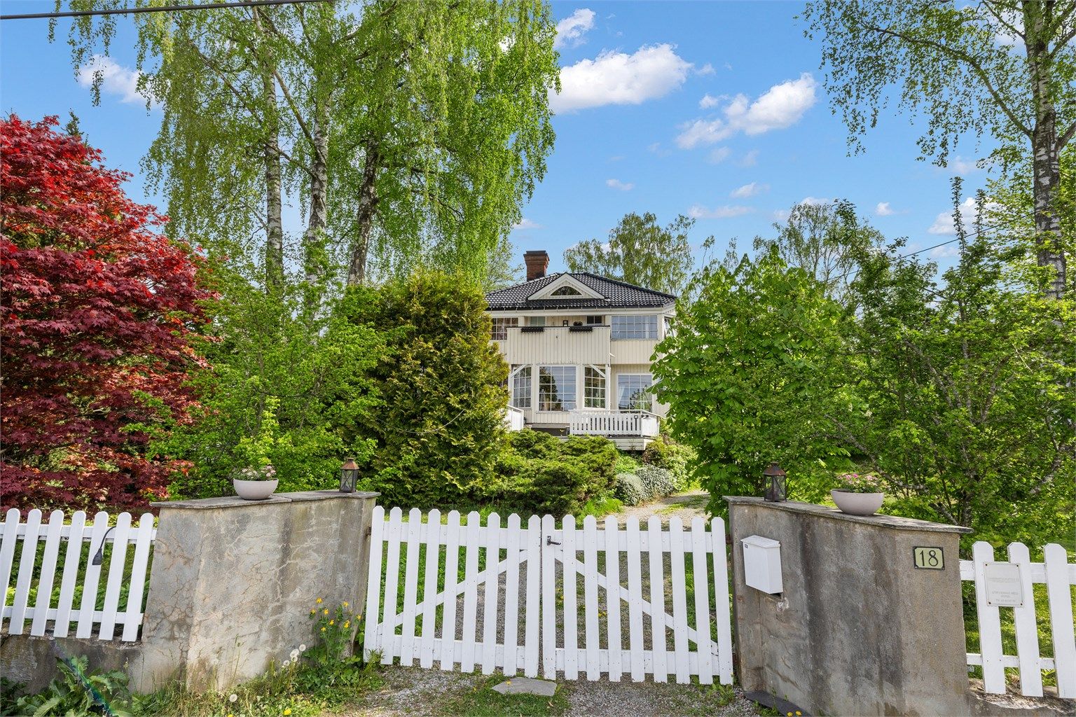 Fra eiendommen er det kun noen få minutter å gå til områdets lokale handelssenter Holtet, med bl.a. Åpent Bakeri/Lofthus Pizza, Kaffebrenneriet, nisjebutikker, Best Helse (helse- og treningssenter), søndagsåpen matbutikk og populære Jacobs