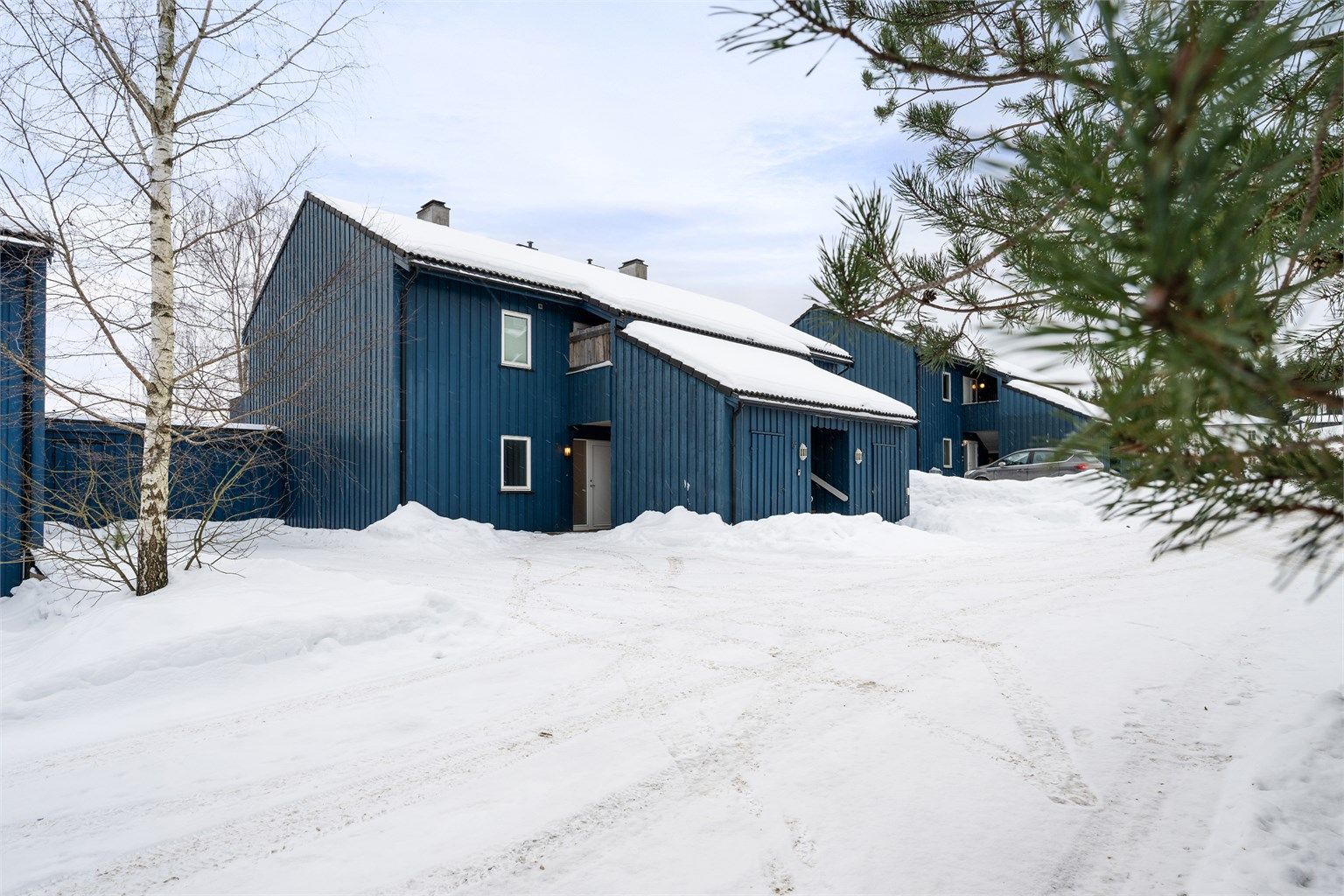 Leiligheten disponerer en utvendig bod og en egen parkeringsplass.