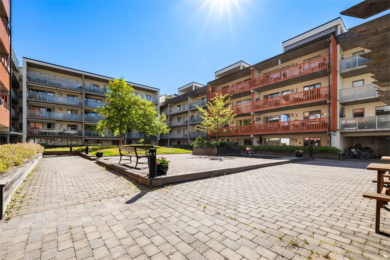Fellesarealet er opparbeidet med flotte uteområder som har sittebenker og lekeplass.