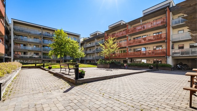 Fellesarealet er opparbeidet med flotte uteområder som har sittebenker og lekeplass.