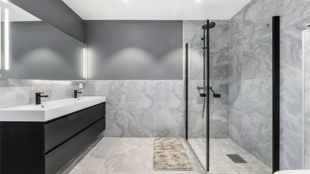Badet i 2. etasje er romslig og lekkert med flis på gulv og delvis på vegger. Her er det vegghengt spyletoalett, VikingBad, Rainshower som leveres med termostatstyrt dusjblander med dusjdør og baderomsinnredning fra VikingBad. Elektrisk varme i gulv.