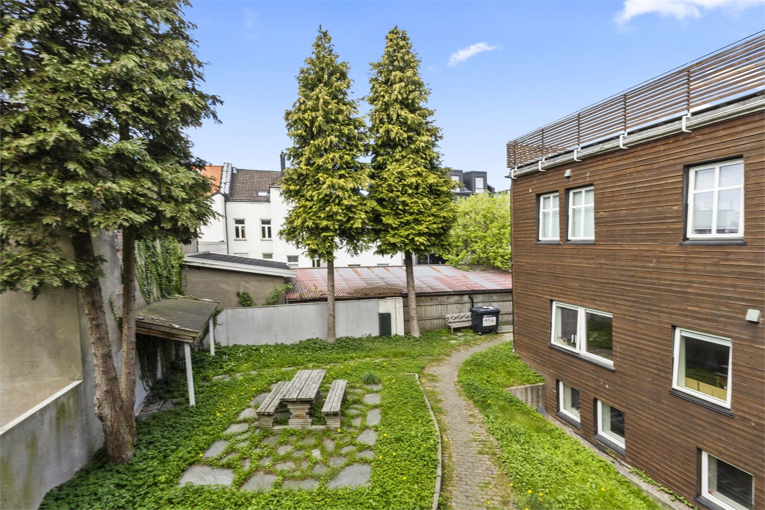 Lun og usjenert bakgård 