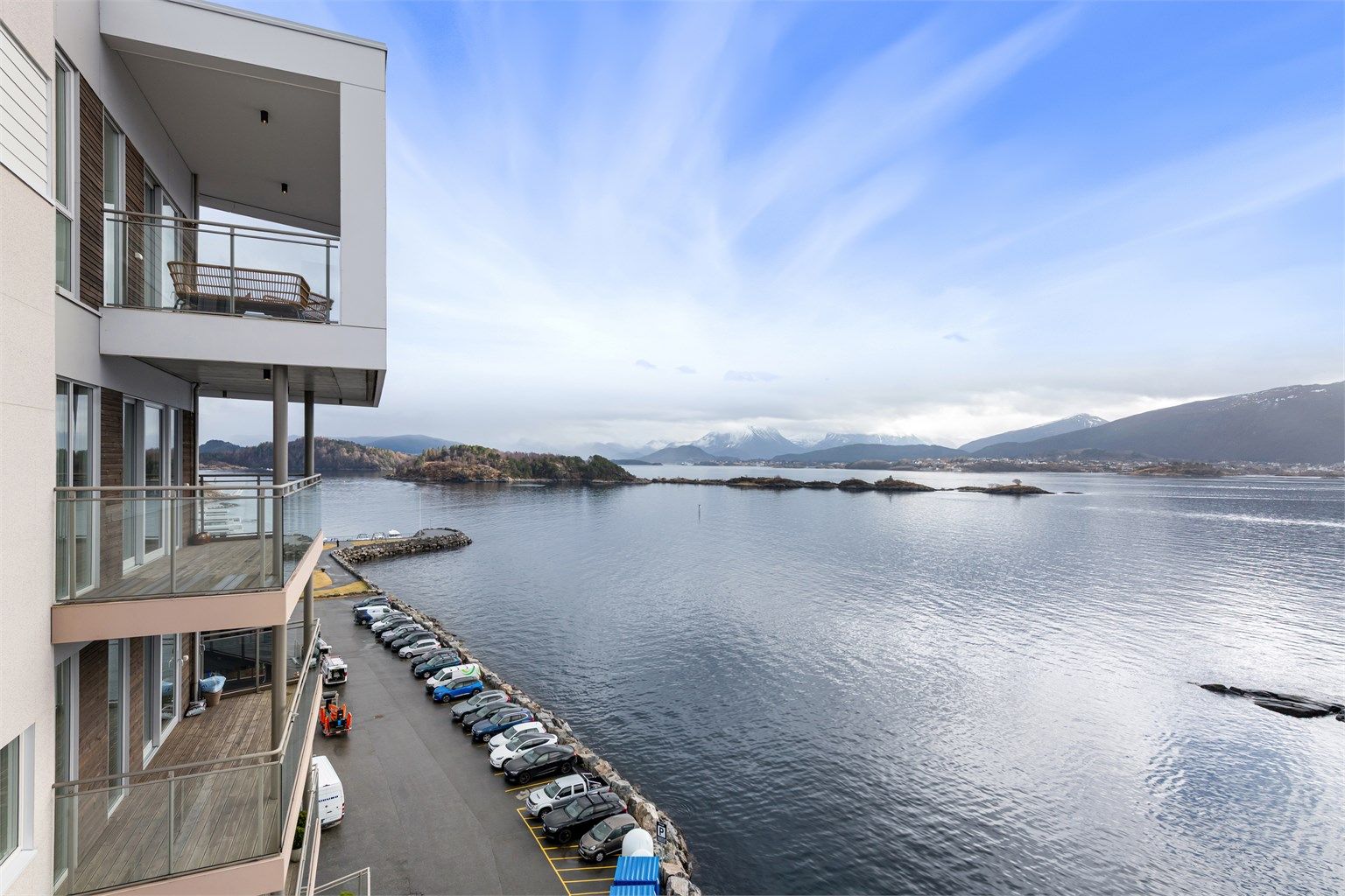 Leiligheten er beliggende i fremste blokk med sjøfront og fantastisk utsikt!
