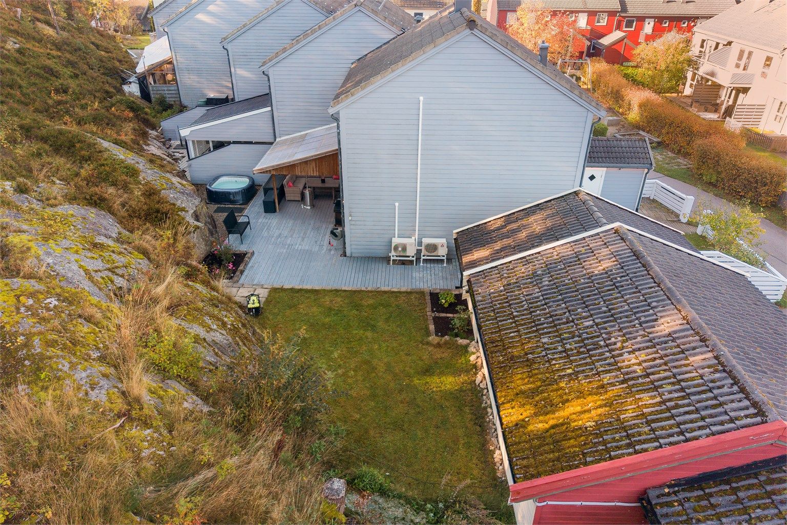 Enderekkehuset har en usjenert plassering med hage og terrasse rundt boligen.