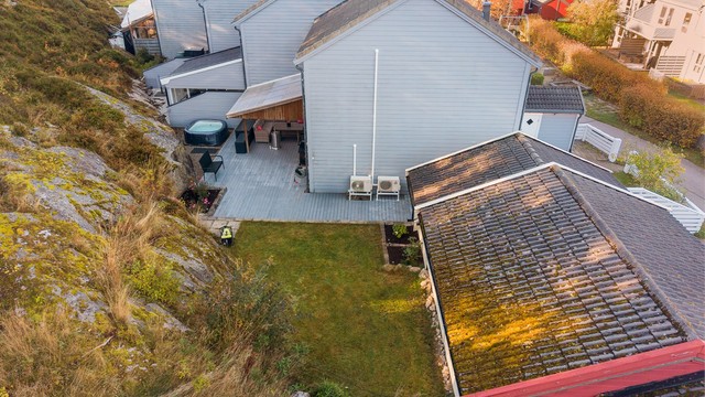 Enderekkehuset har en usjenert plassering med hage og terrasse rundt boligen.