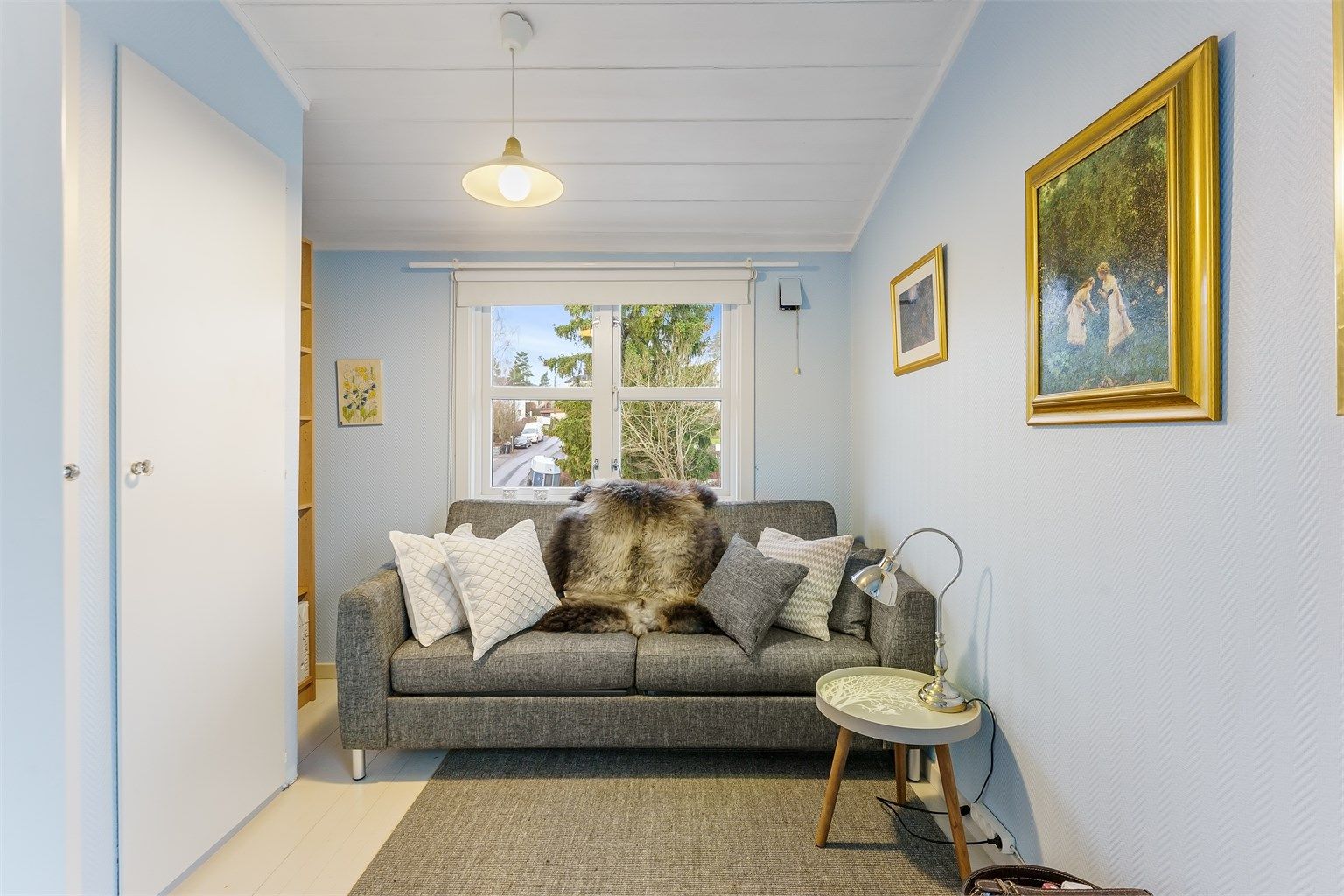 Rommet har plass til både seng og garderobeløsning.