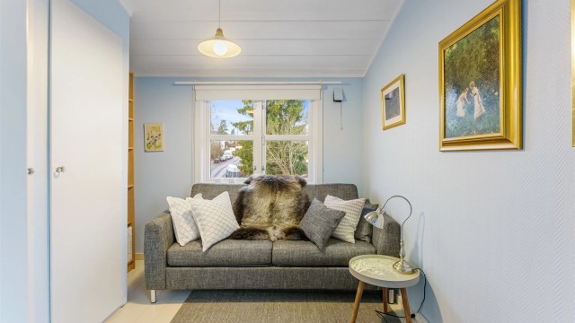 Rommet har plass til både seng og garderobeløsning.