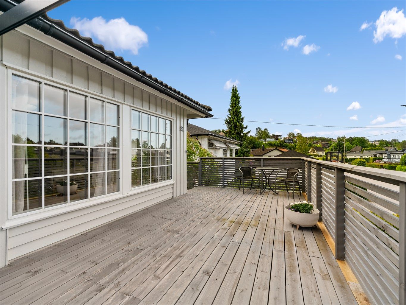 Solforholdene er meget gode; sommerstid er det sol på balkongen store deler av dagen frem til sen kveld.