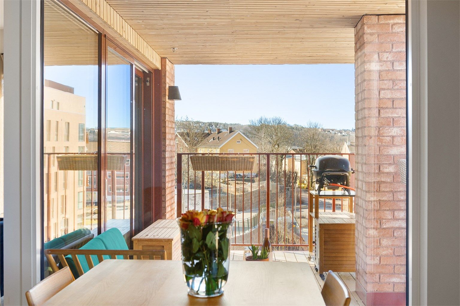 Fra stuen er det videre adkomst til romslig en balkong på hele 10 kvm. 