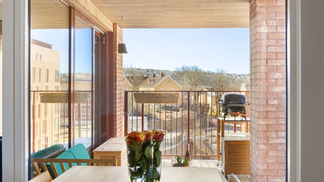 Fra stuen er det videre adkomst til romslig en balkong på hele 10 kvm.