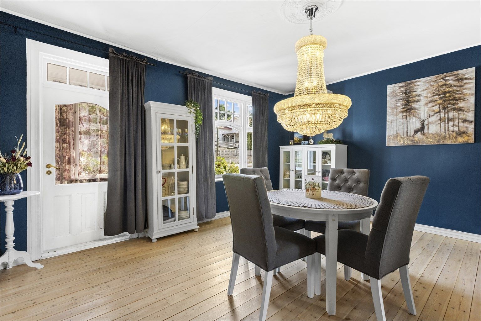 Bolige har overflater bestående hovedsakelig av gulv med heltrebord, laminat med flismønster på kjøkken og gang. Vegger og tak har malte flater og panel.
