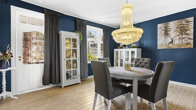 Bolige har overflater bestående hovedsakelig av gulv med heltrebord, laminat med flismønster på kjøkken og gang. Vegger og tak har malte flater og panel.