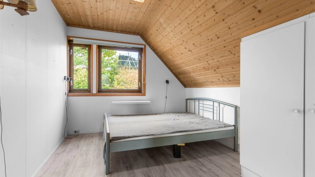 Soverom 1 med garderobeskap