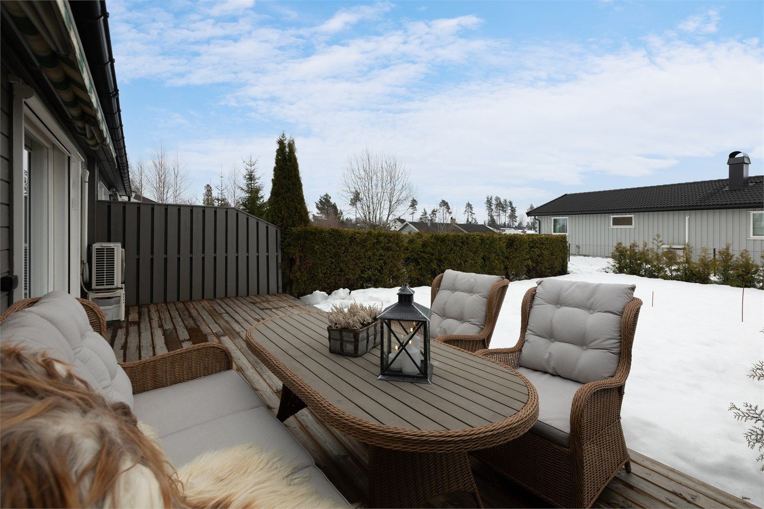 Herlig terrasse og hage utenfor stue. Plattingen er av nyere dato og det er nylig anlagt plen.