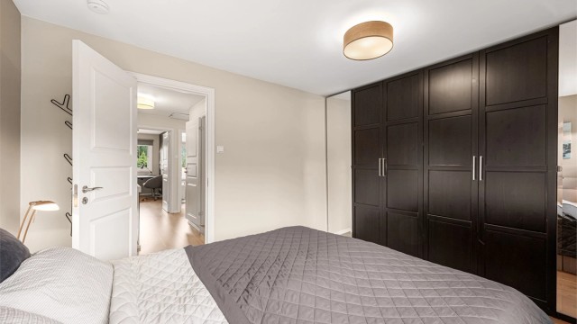Hovedsoverom - romslig hovedsoverom med god plass til dobbeltseng - plassbygget garderobe følger
