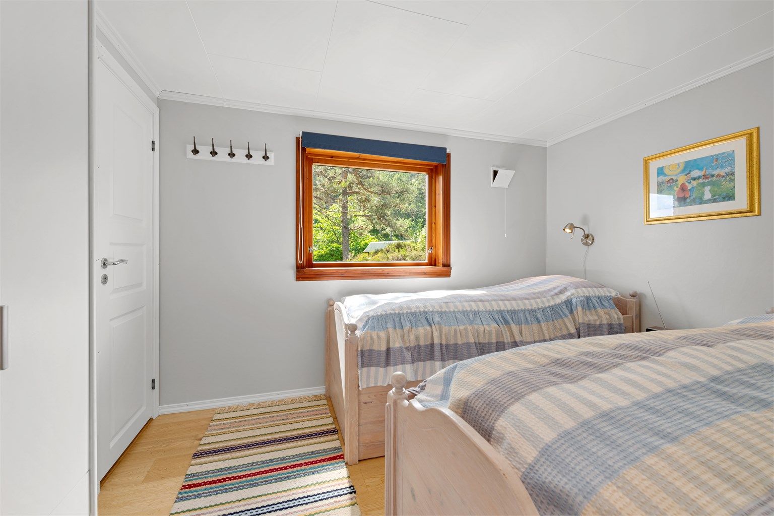 Soverom med 2 sengeplasser og tilkomst til bad