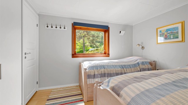 Soverom med 2 sengeplasser og tilkomst til bad