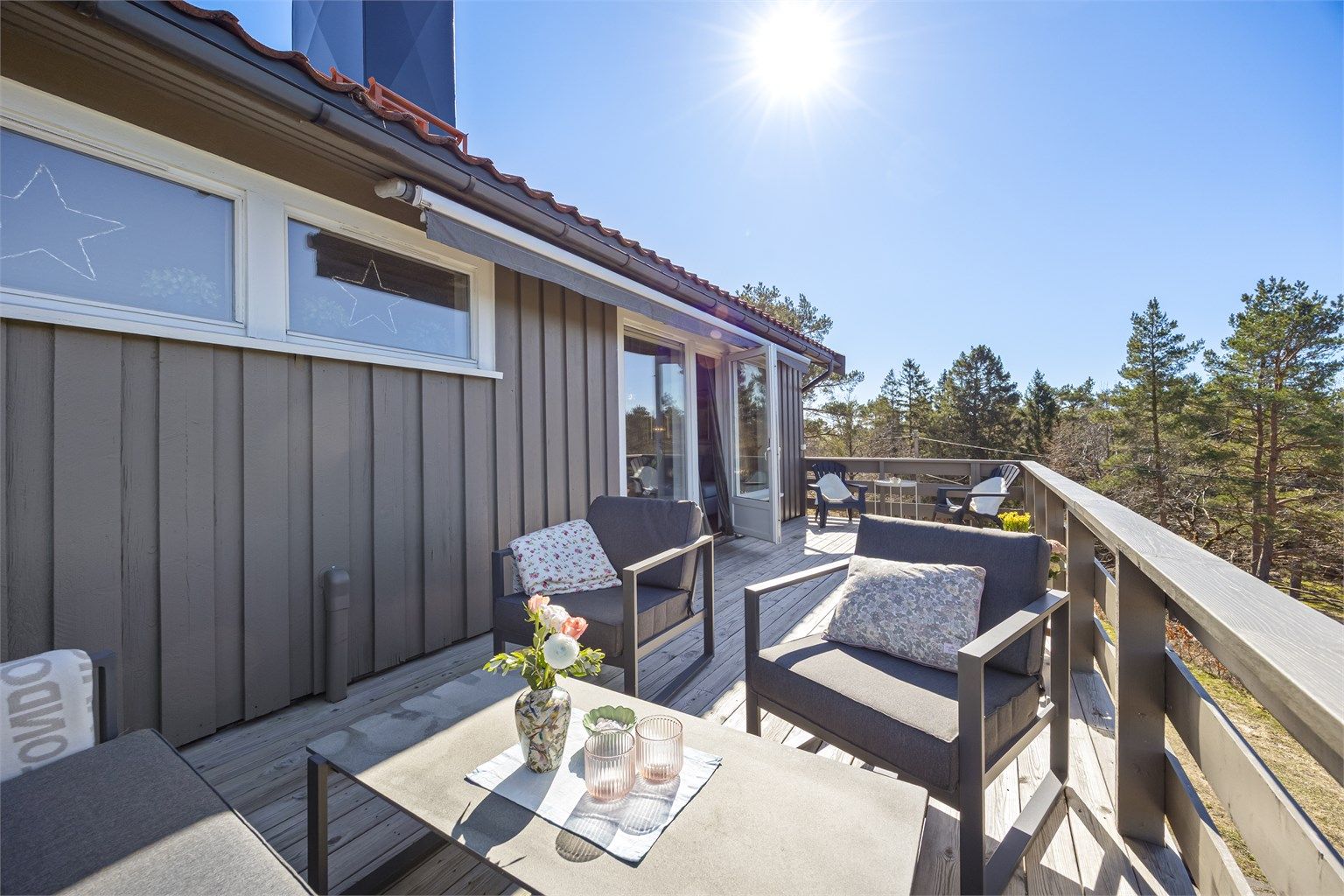 Fra stuen er det direkte utgang til terrassen, noe som utvider oppholdsrommet på varme dager.