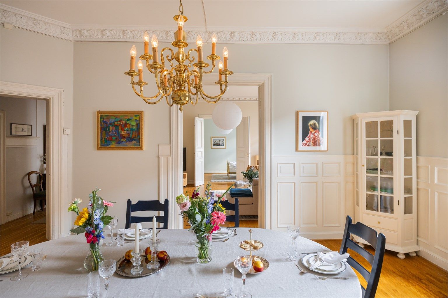 Gjennomgående for leiligheten er klassiske detaljer som gir et sjarmerende uttrykk.