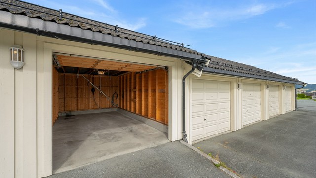 Boligen disponerer garasje med god plass til bil og oppbevaring. Det er også montert elbillader. Det foreligger ikke ferdigattest eller midlertidig brukstillatelse for garasjen. Kjøper overtar alt ansvar, eventuell kostnad og risiko. Se punkt ferdigattest