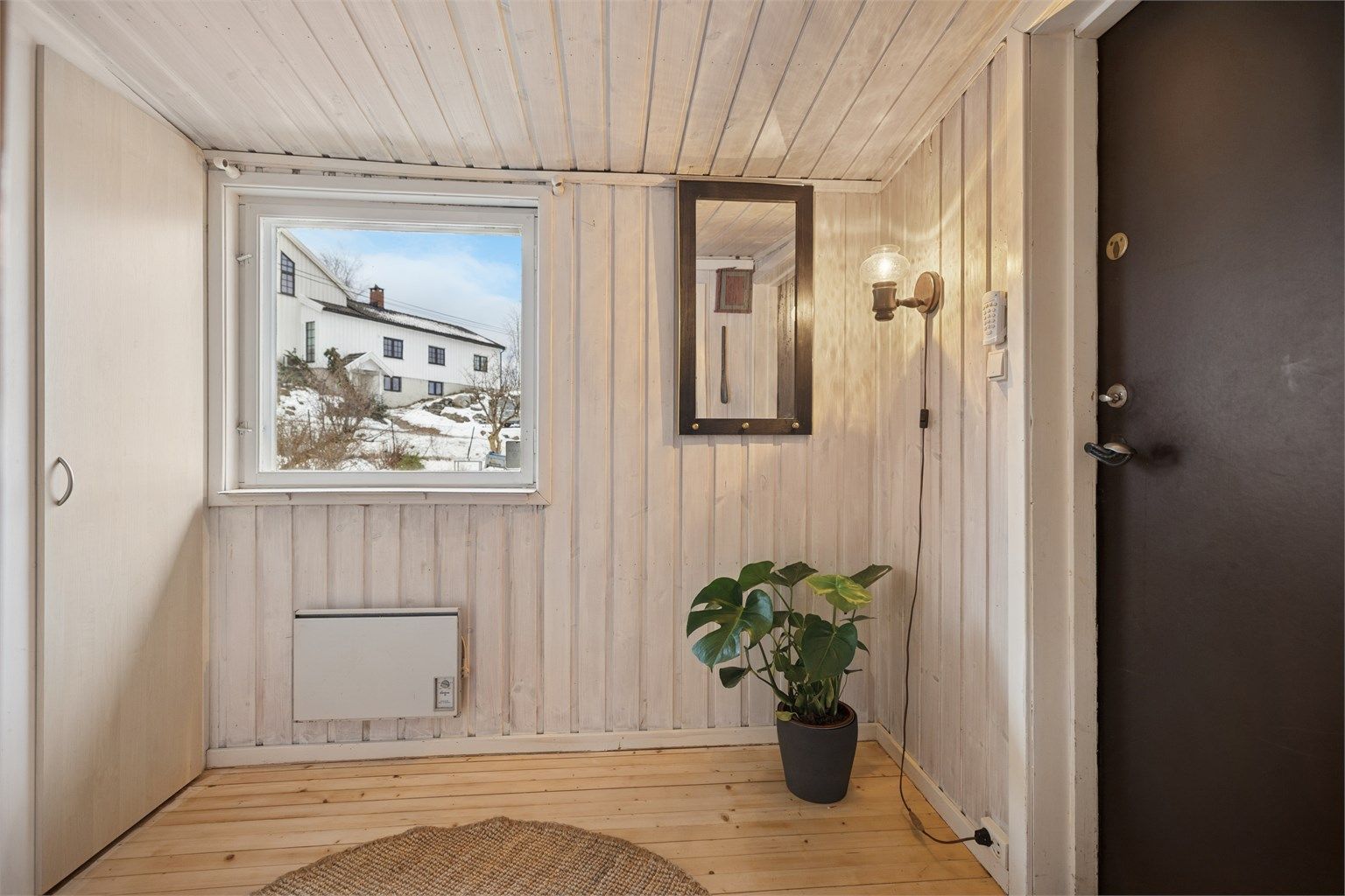 Entré med tregulv og god plass for oppbevaring av yttertøy og sko.