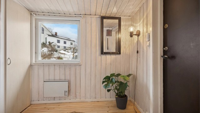 Entré med tregulv og god plass for oppbevaring av yttertøy og sko.
