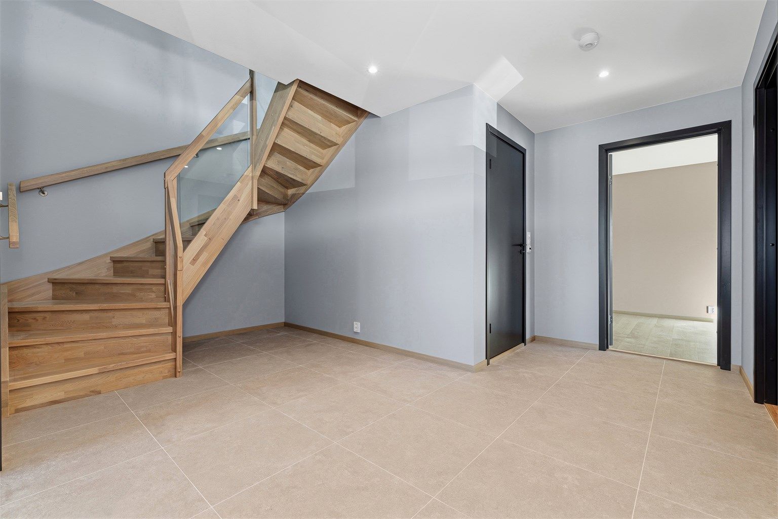 Romslig entre med god lagringsplass under trapp.