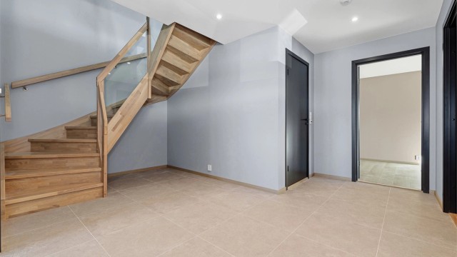 Romslig entre med god lagringsplass under trapp.