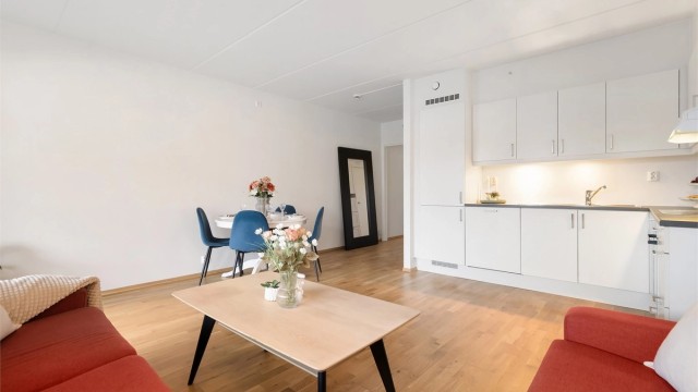Den åpne løsningen skaper en sosial og luftig romfølelse.