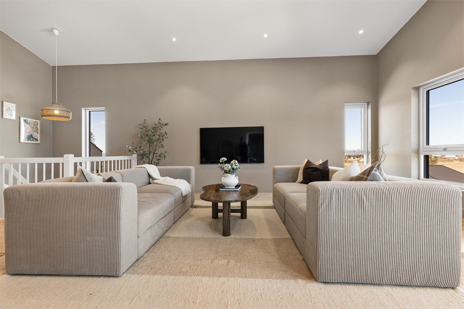 Gjennomgående parkett og malte flater gir et helhetlig og tidsriktig uttrykk. Belysningen i stuen er fordelt på fire dimbare soner.