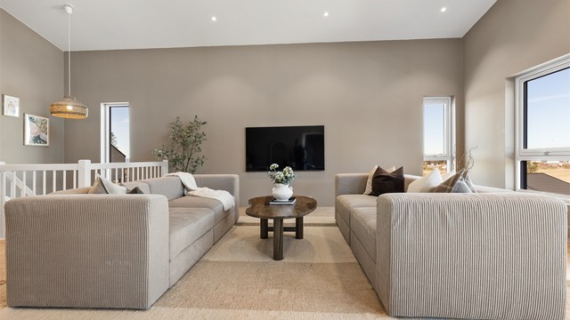 Gjennomgående parkett og malte flater gir et helhetlig og tidsriktig uttrykk. Belysningen i stuen er fordelt på fire dimbare soner.