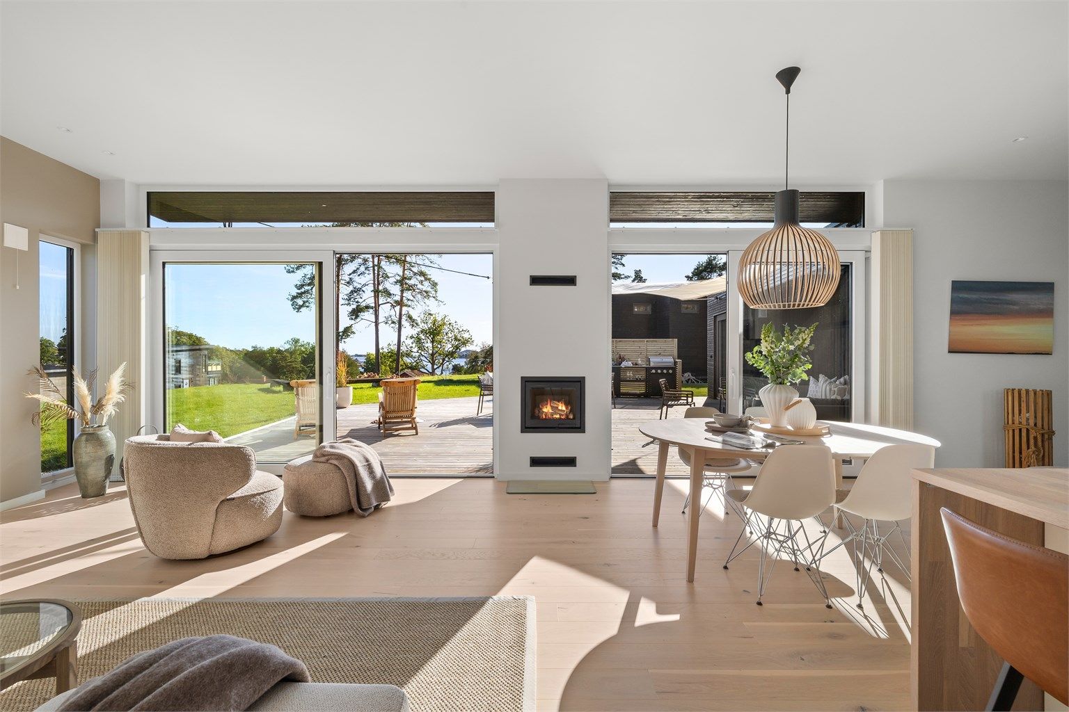 Store vindusflater fra gulv til tak visker ut skillet mellom inne og ute.