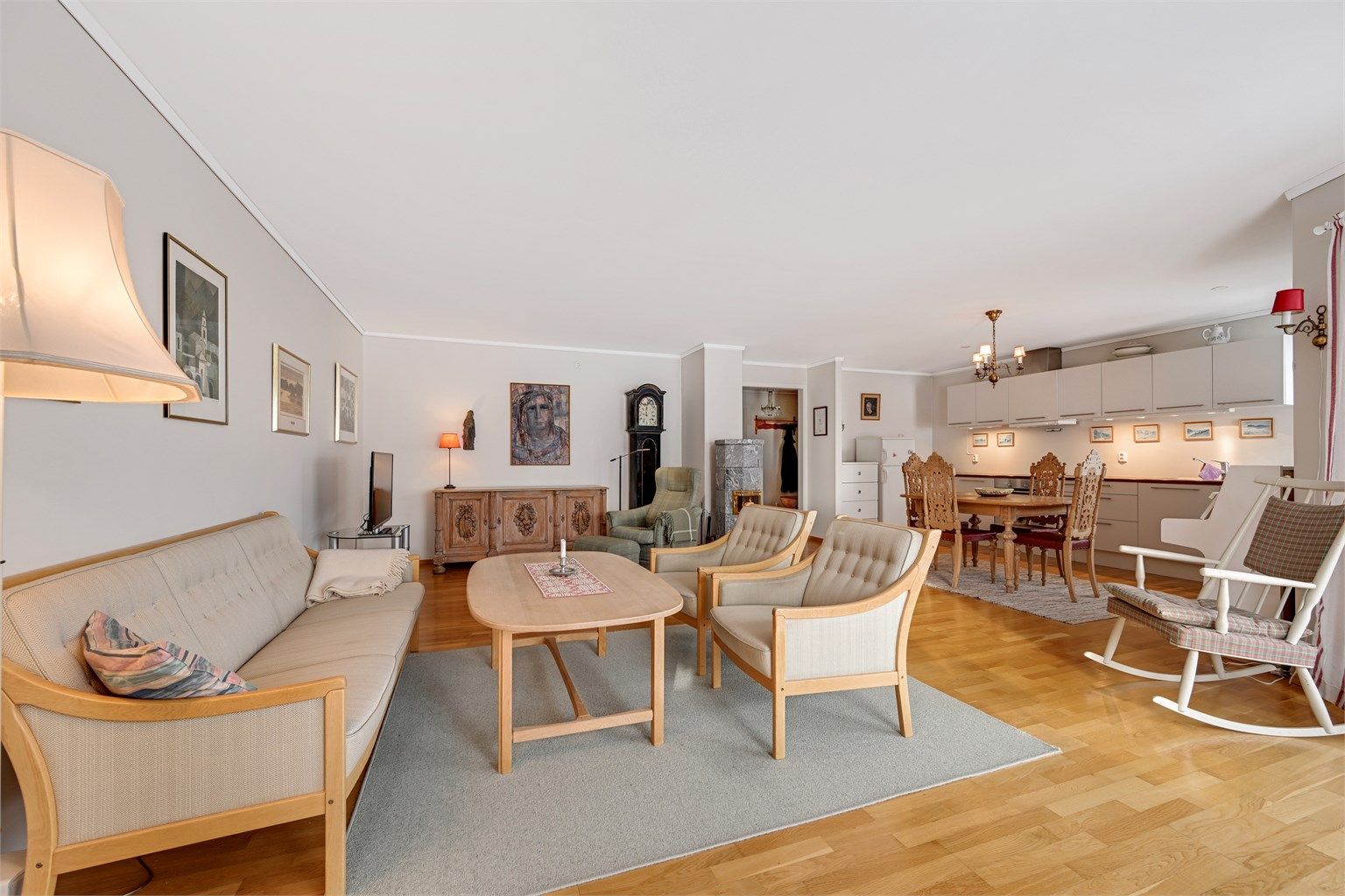 God plass til å innrede med hyggelig sofagruppe. 