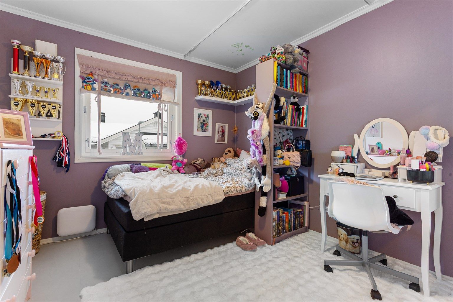 Det andre soverommet i underetasjen har en god størrelse og egner seg fint som barnerom.