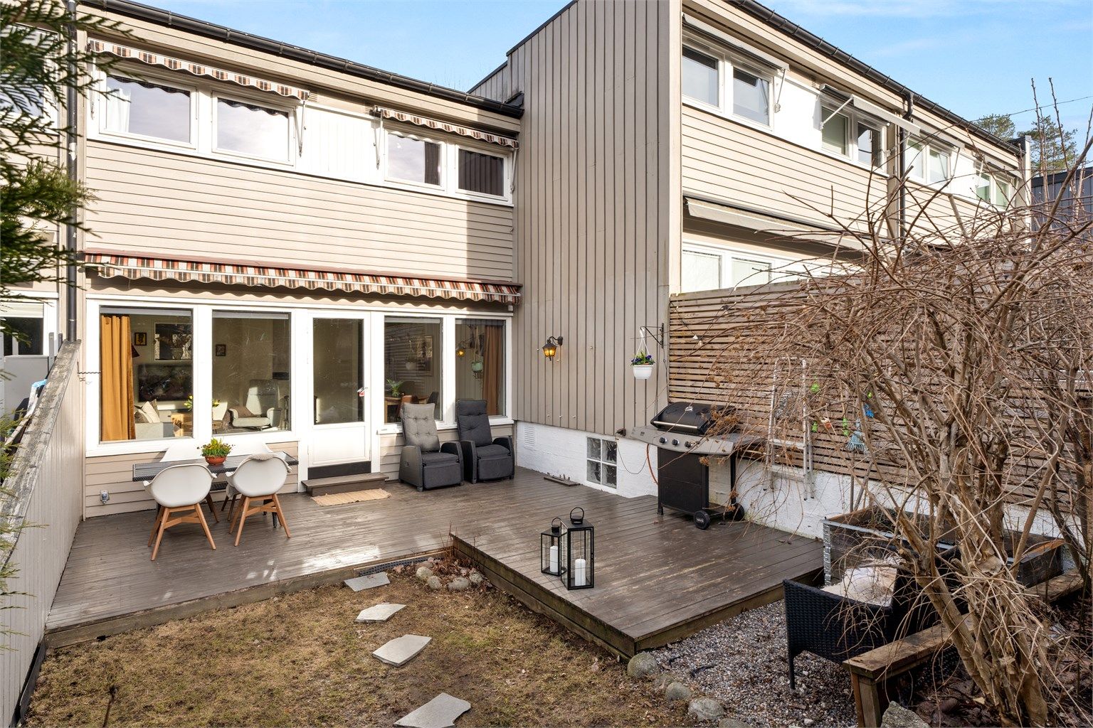 Sydvestvendt og solrik markterrasse på ca. 24m² med hage - Foto: Oh Shots 