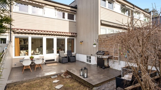 Sydvestvendt og solrik markterrasse på ca. 24m² med hage - Foto: Oh Shots