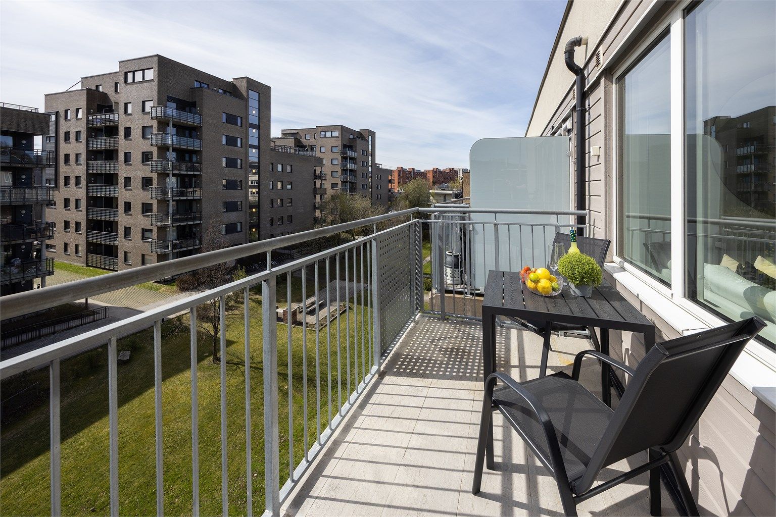 Stilrik og gjennomgående 2-roms toppleilighet, som ble overflateoppusset  2018/2022. Leiligheten disponerer en balkong, en garasjeplass med elbil-lader og heis i bygget. Perfekt førstegangskjøp! Foto: Christian N. Christensen / Christensen Fotolink