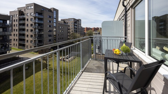 Stilrik og gjennomgående 2-roms toppleilighet, som ble overflateoppusset 2018/2022. Leiligheten disponerer en balkong, en garasjeplass med elbil-lader og heis i bygget. Perfekt førstegangskjøp! Foto: Christian N. Christensen / Christensen Fotolink