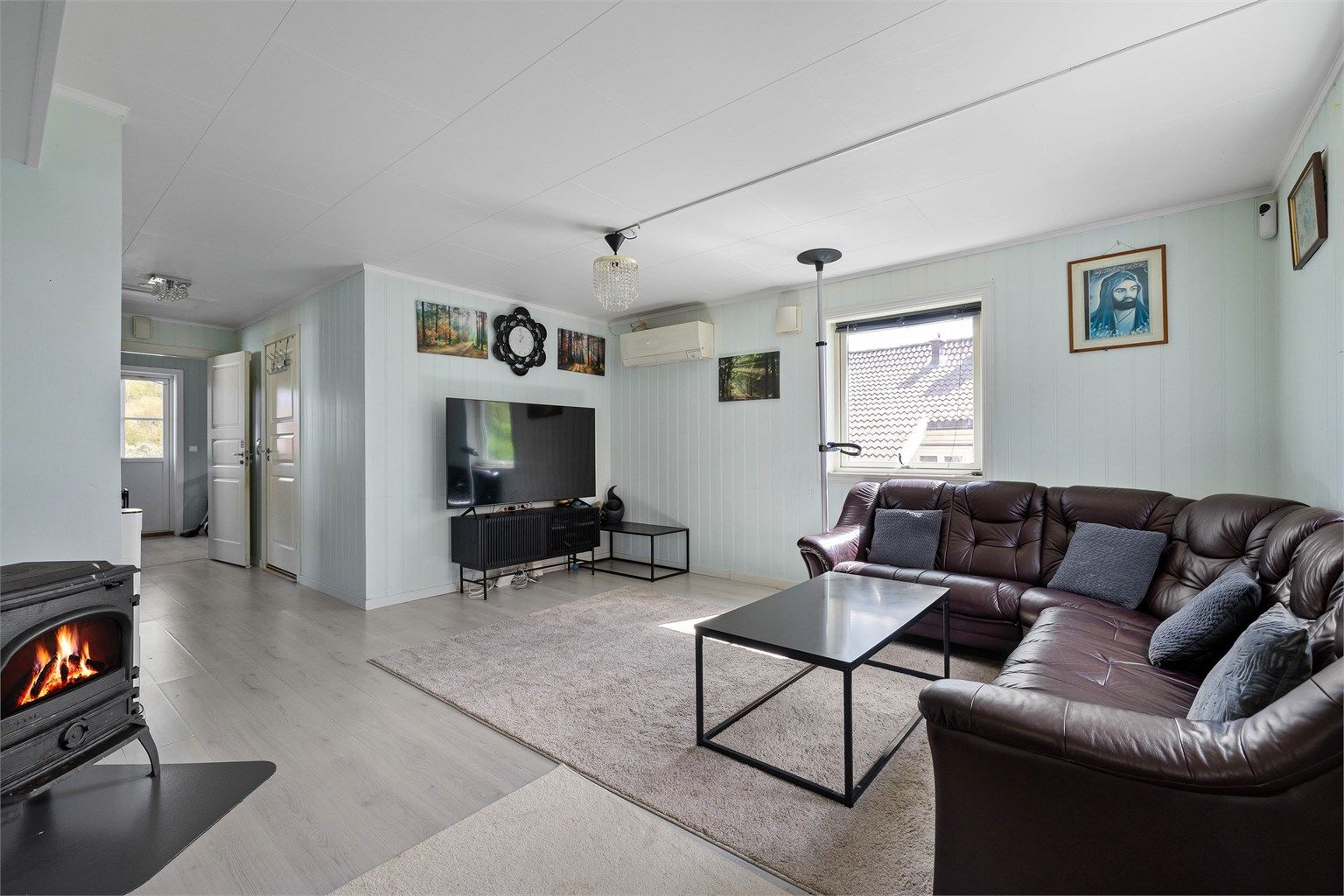 I første og andre etasje er overflatene fra boligen ble gjenoppbygget, med noe høyere slitasjepreg enn forventet i forhold til alder.